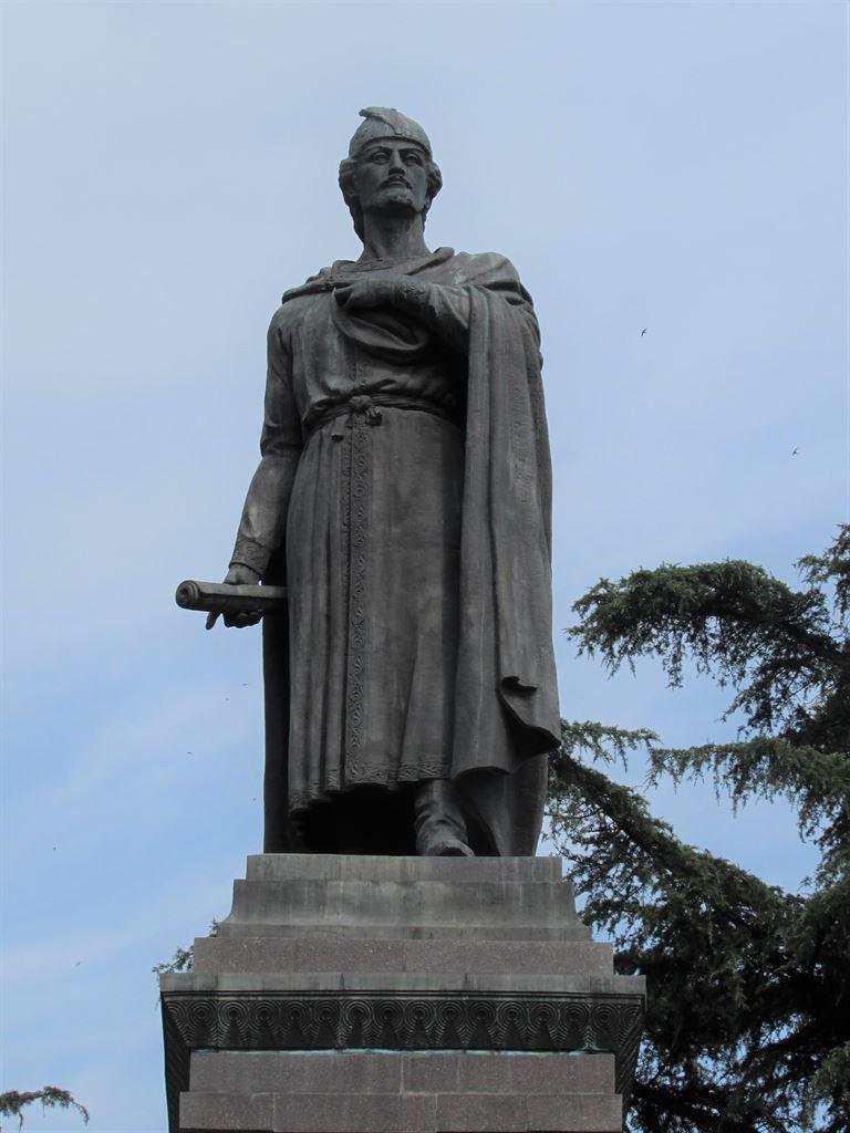statue1