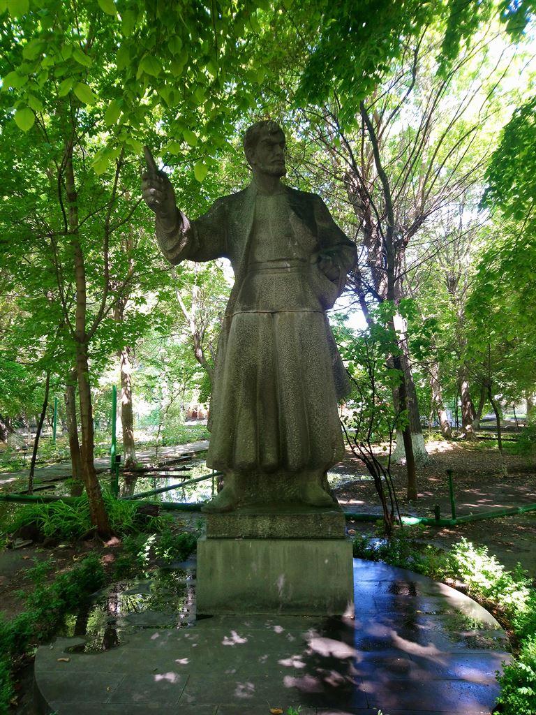 statue