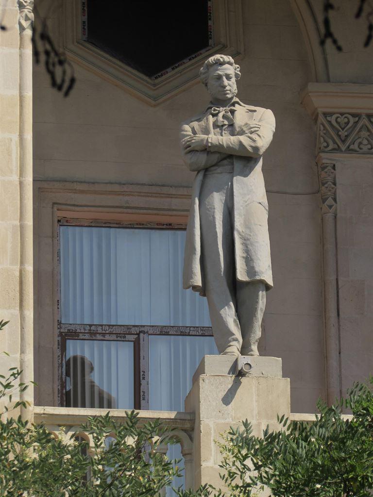 statue