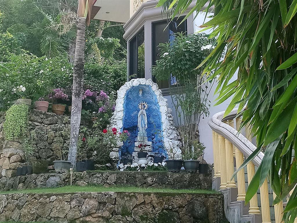statue