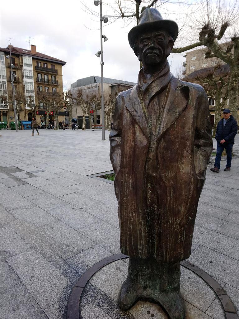 statue