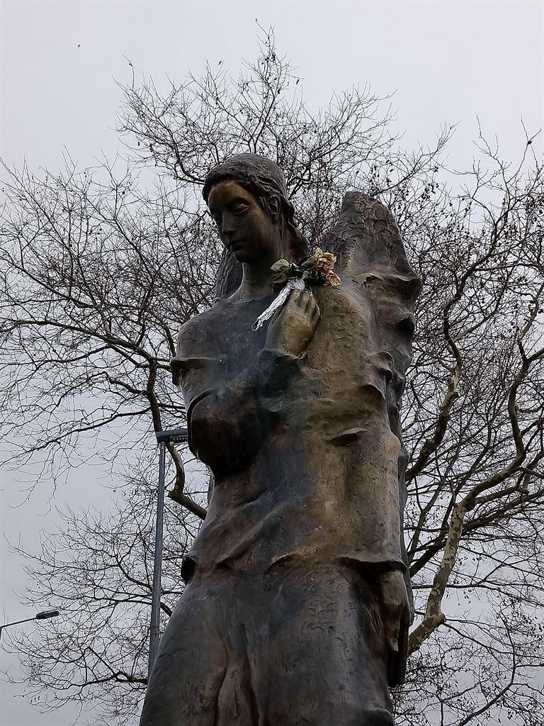statue