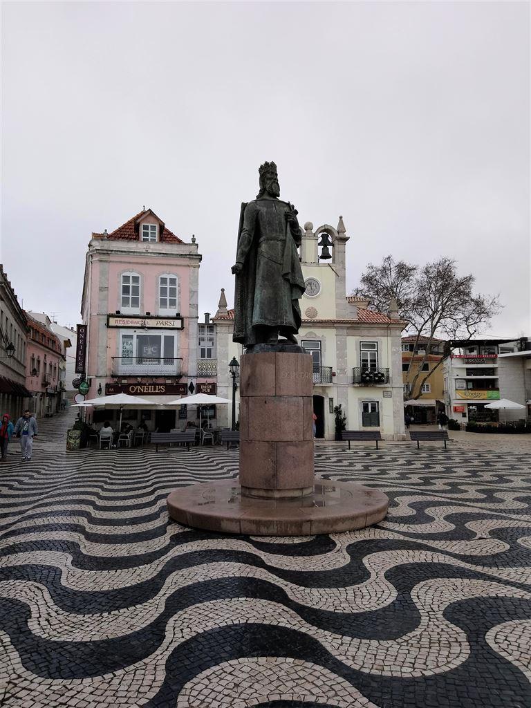 statue