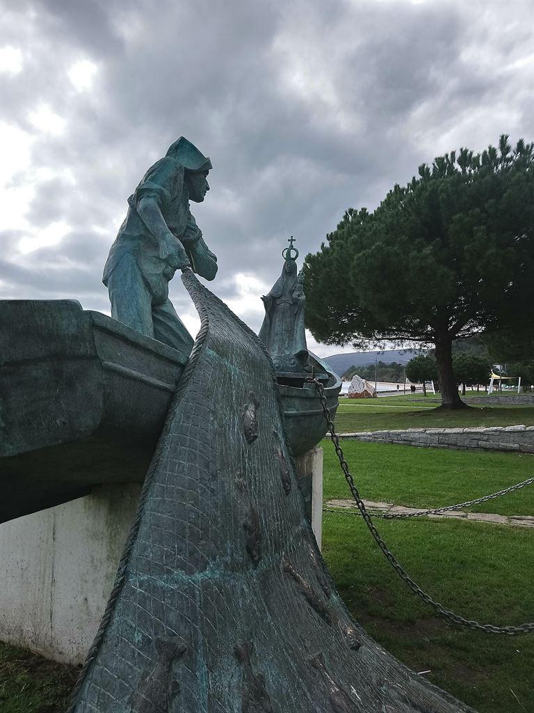 statue