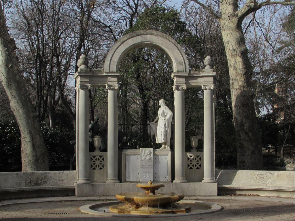 statues