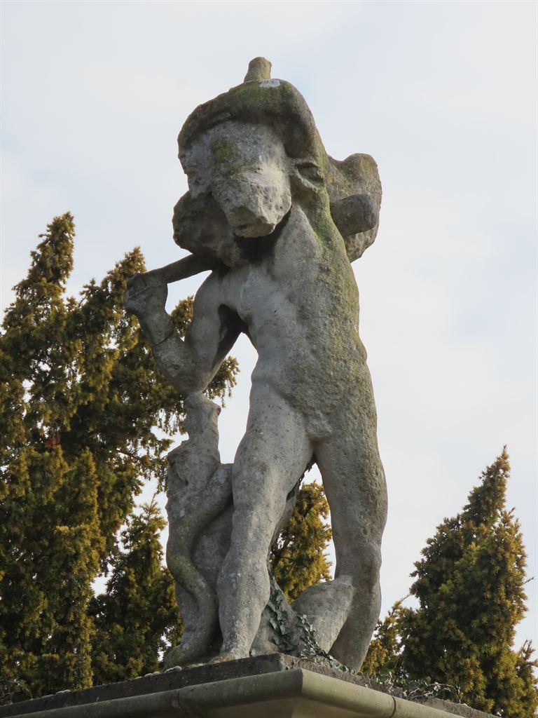 gatestatue2