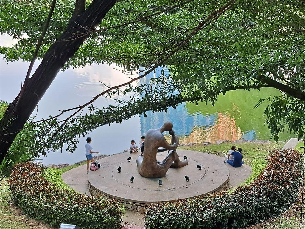 statue