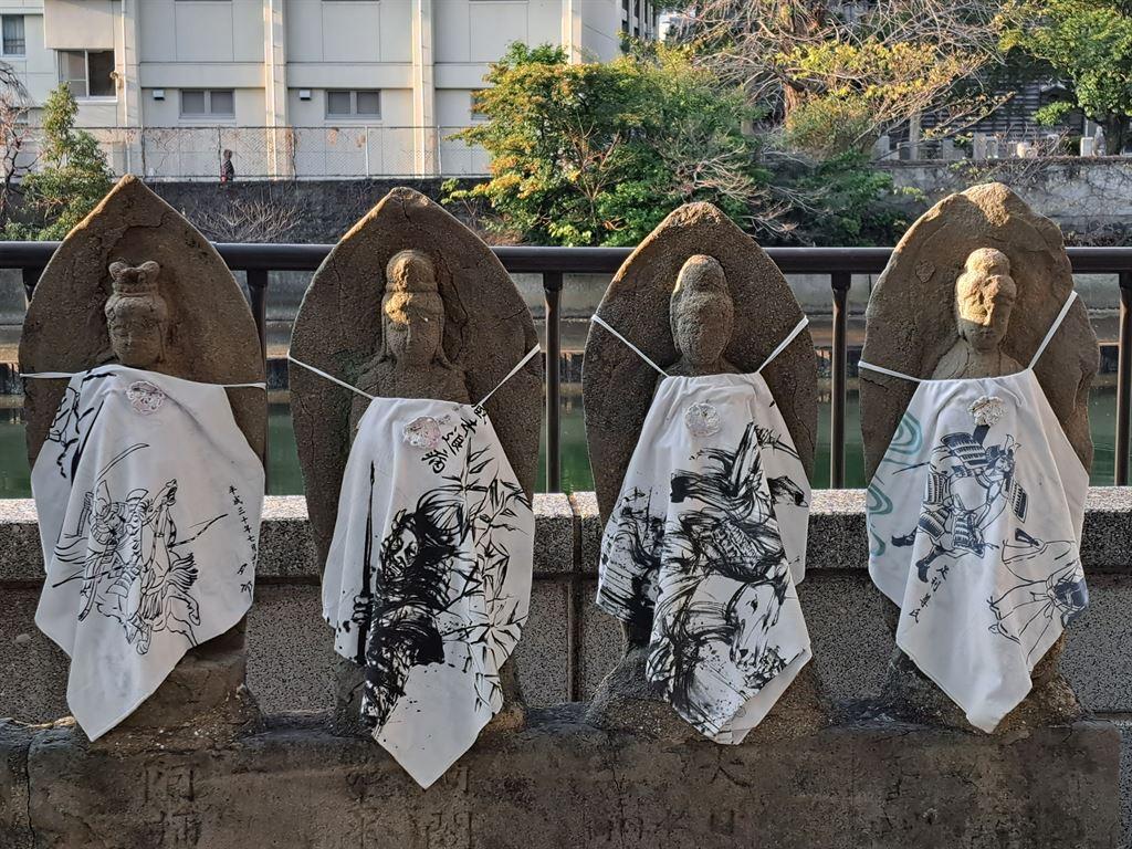 statues2