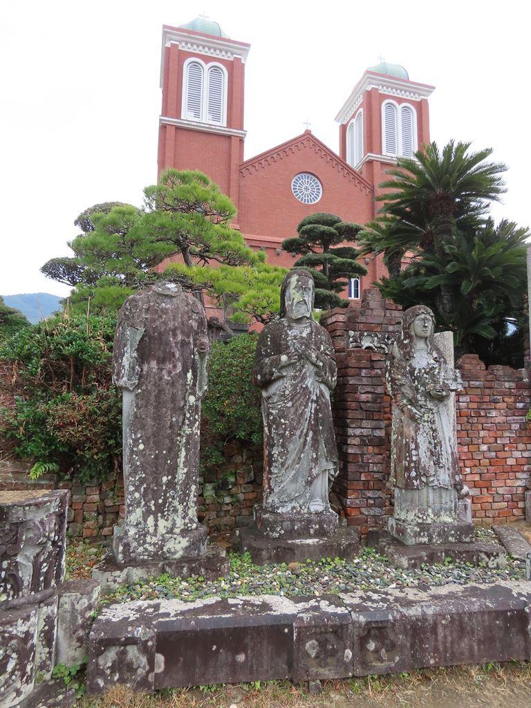 statues
