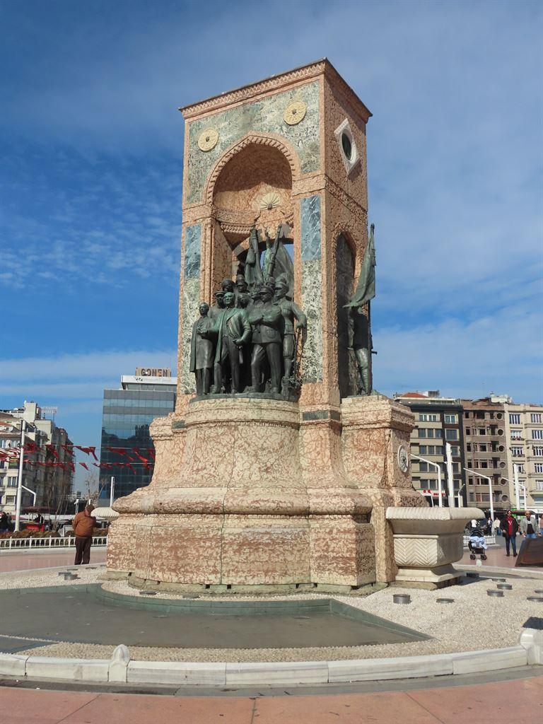 taksimstatue