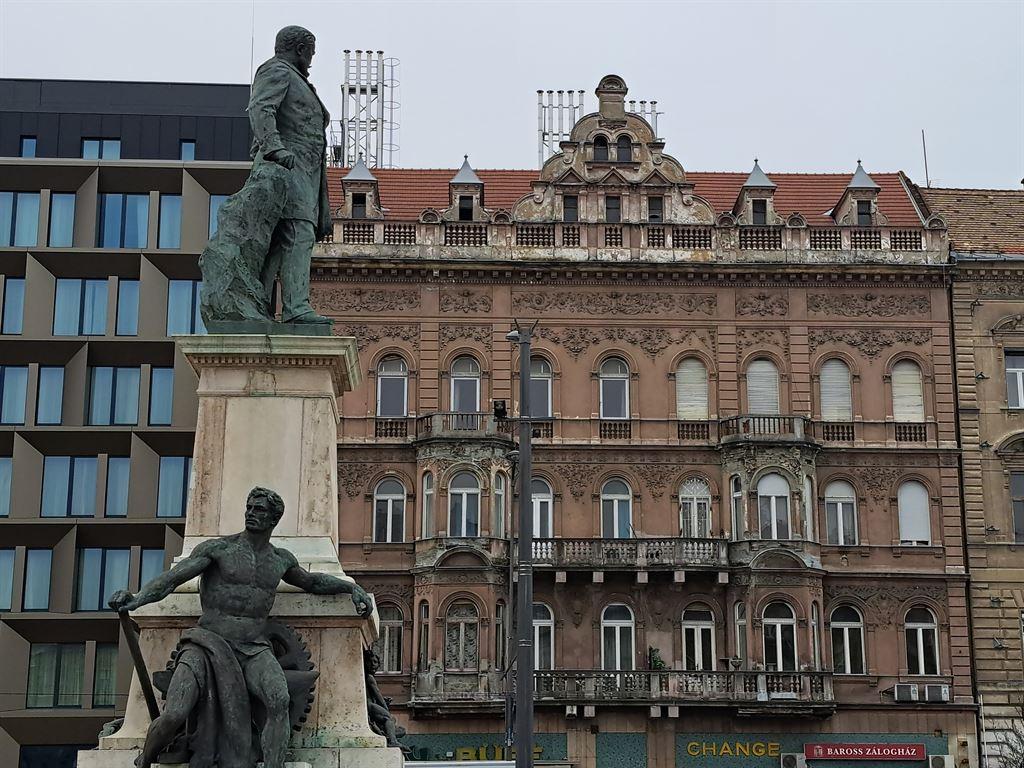 statue