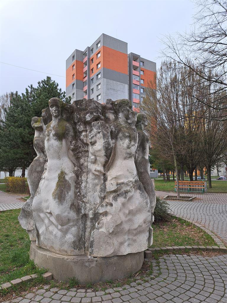 statue