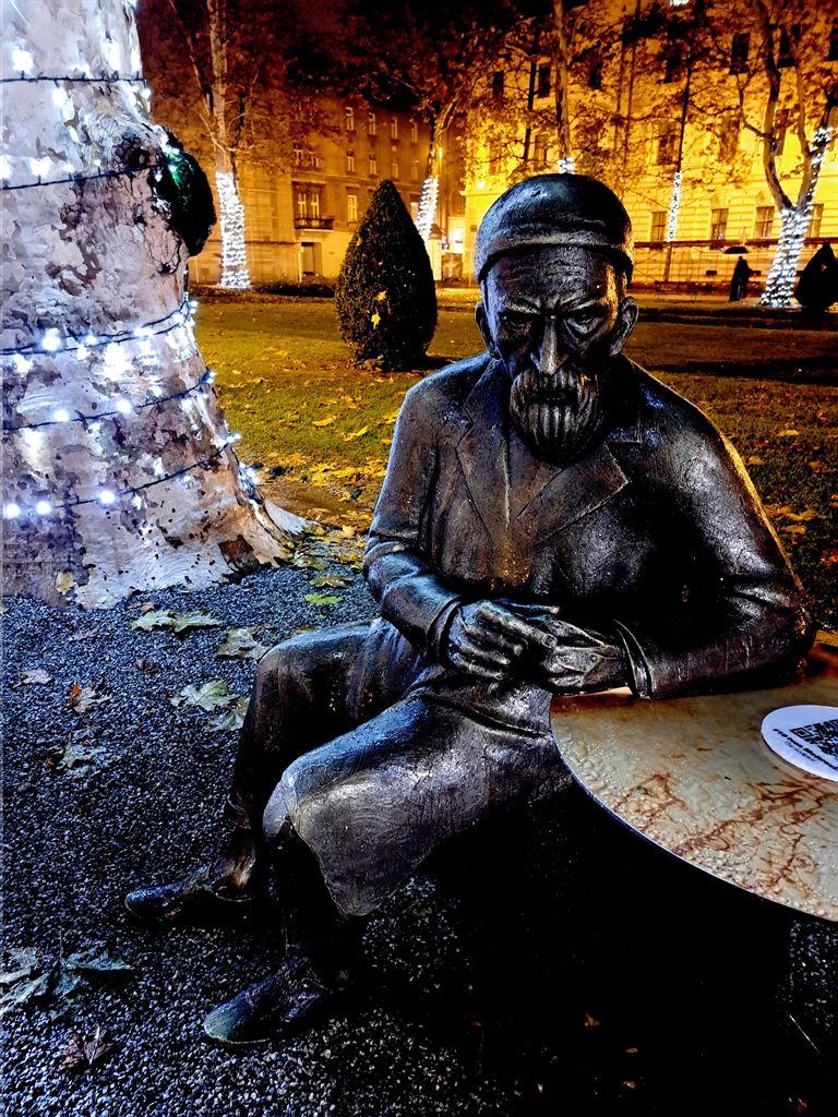 statue1