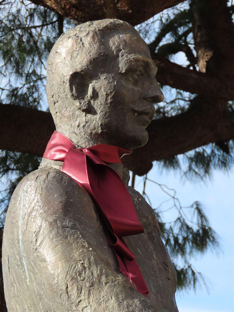 statue