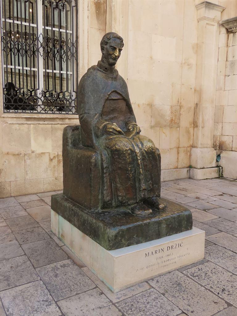 statue