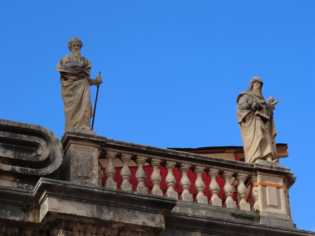 statues1
