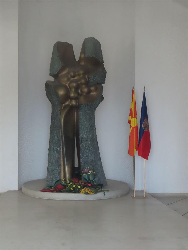 statue