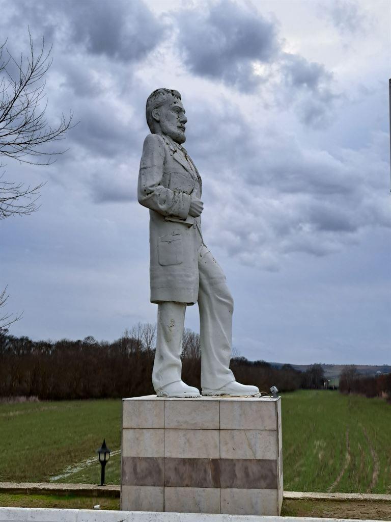 statue