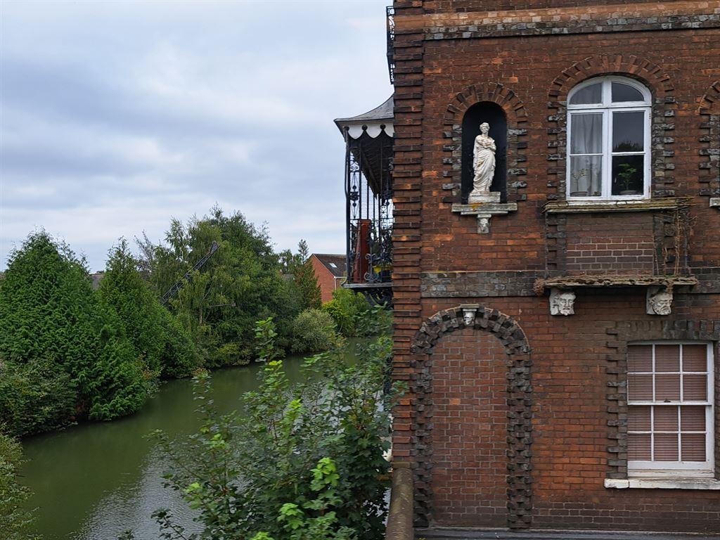 brick&statue