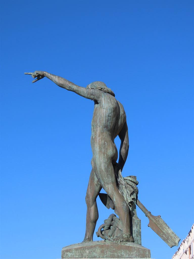 statue