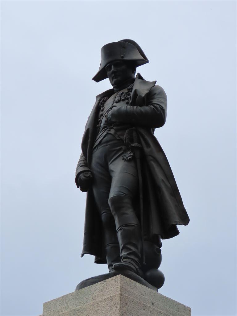 statue2