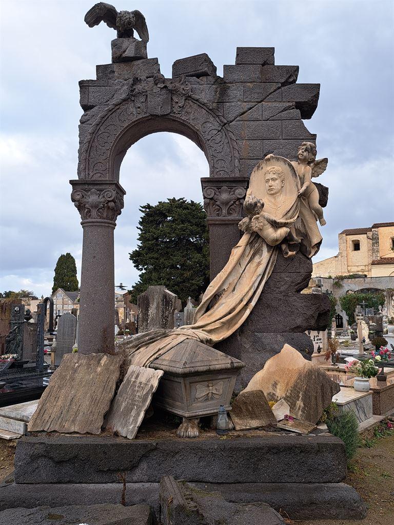 tomb1