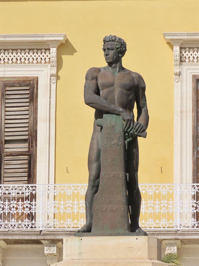 statue