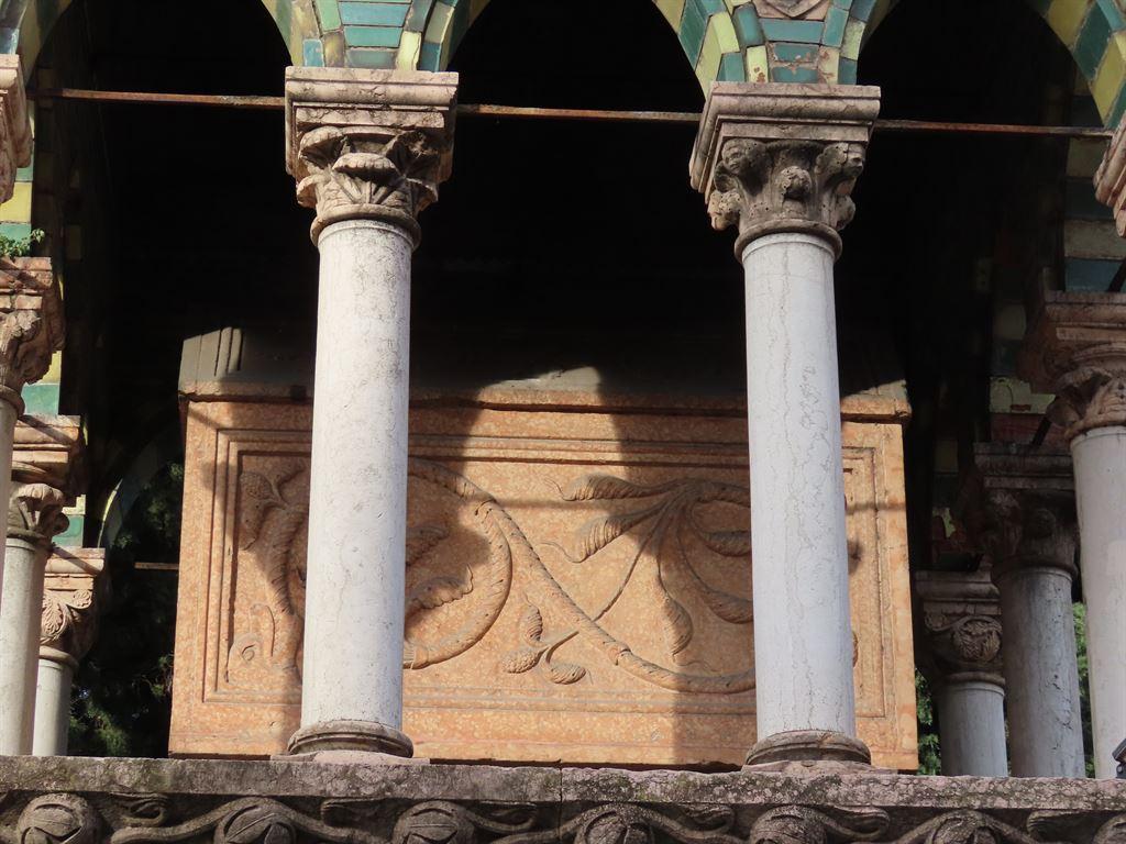 tomb2