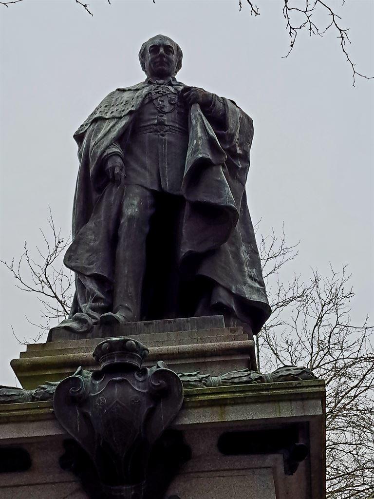 statue
