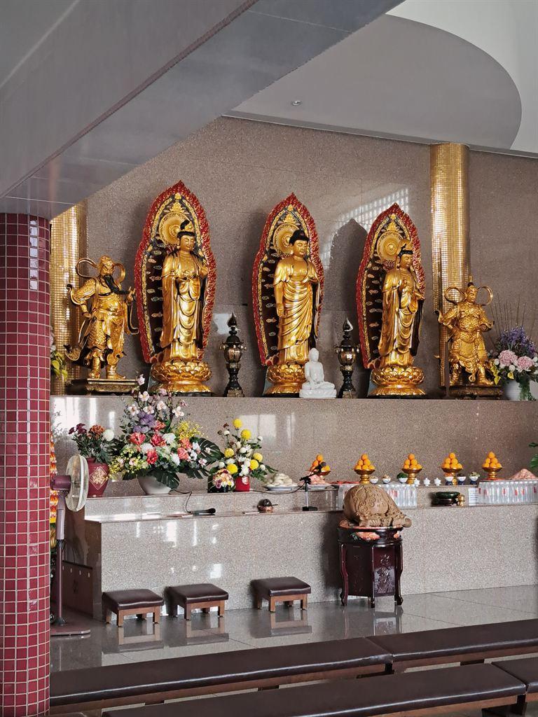 statues